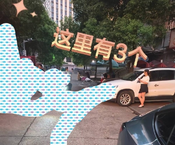 从公交车站德政园东 下来 有个